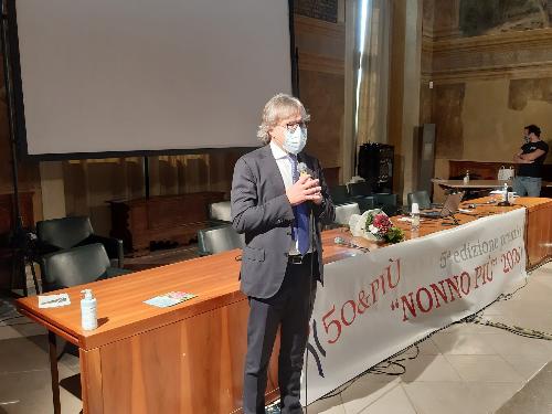 L'assessore regionale alle Attività produttive Sergio Emidio Bini alla premiazione della Festa dei Nonni organizzata a Udine da Confcommercio e "50&Più"